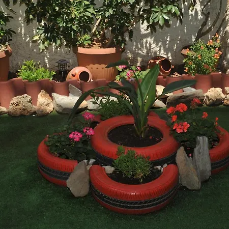 Demi's Garden Near The Metro Of *